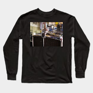 Iconic vintage car with a bird Long Sleeve T-Shirt